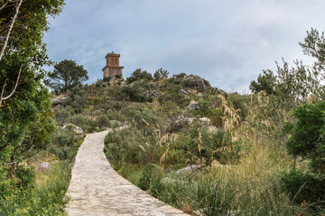 Fototapeta na wymiar Torre de observación antigua, Puig de sa moneda.