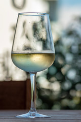 Copa de vino blanco con fondo desenfocado 