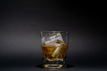 Vaso de Whisky con hielo en el centro