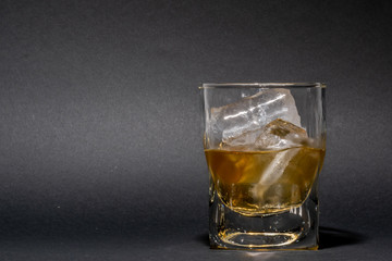 Vaso de Whisky a la derecha