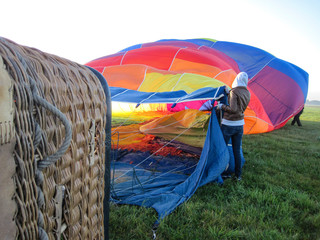 Frau startet Heißluftballon