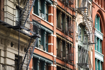 Naklejki  Zbliżenie budynków mieszkalnych w stylu Nowego Jorku ze schodami ewakuacyjnymi wzdłuż Mott Street w dzielnicy Chinatown na Manhattanie, Nowy Jork, Stany Zjednoczone.
