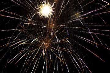 Obraz premium Fireworks in the night sky over the city