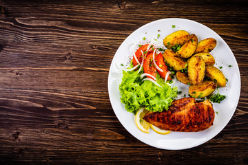 Grilled chicken fillet and vegetables
