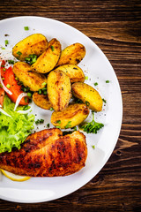 Grilled chicken fillet and vegetables