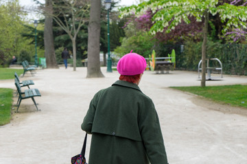 Paris - Frau mit Hut beim Spaziergang auf einer Seine-Insel