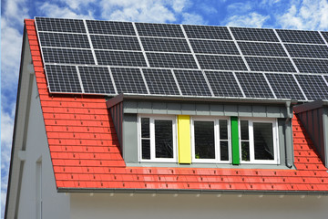 Naklejka premium Solaranlage auf einem Wohngebäude