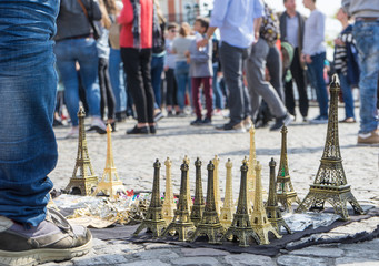 Paris - fliegender Händler mit Mini-Eiffeltürmen