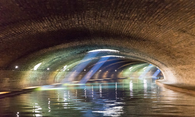 Paris - Kanal St. Martin: Bootsfahrt im Untergrund