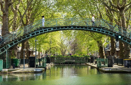 Paris - Kanal St. Martin: Brücke mit Bäumen