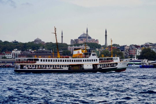 Alte F&auml;hre auf dem Bosporus mit der Hagia Sophia im Hintergrund