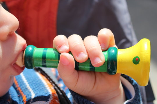 enfant jouant de la flute