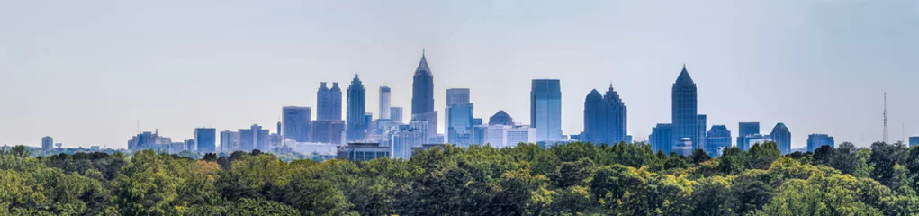 Foto op Canvas Downtown Atlanta Skyline met verschillende prominente gebouwen en hotels onder een blauwe lucht, gezien vanaf Buckhead in Noord-Atlanta © Anthony