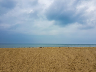 Fototapeta na wymiar sea beach with cloudy sky