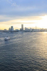 Obraz premium 横浜港の夕日に浮かぶ富士山