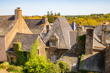 Rochefort-en-terre. Toits de la cité vus du parc du château. Morbihan. Bretagne