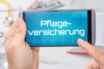 Smartphone mit dem Text Pflegeversicherung auf dem Display