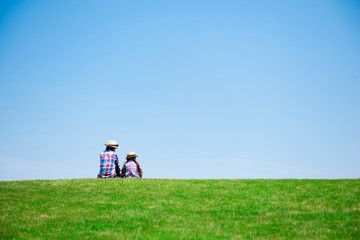 Fototapeta na wymiar 草原で遊ぶ母と娘