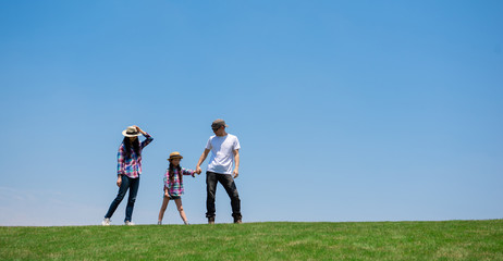 草原で遊ぶファミリー