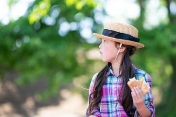 サンドイッチを食べる女の子