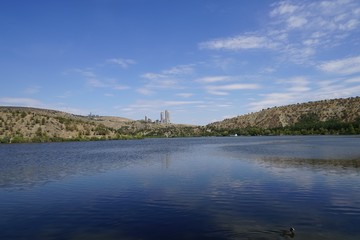Sonnige Panoramalandschaft eines Sees in der Steppe in der Türkei mit der Spiegelung von blauem Himmel und Wolken (Eymir Gölü)