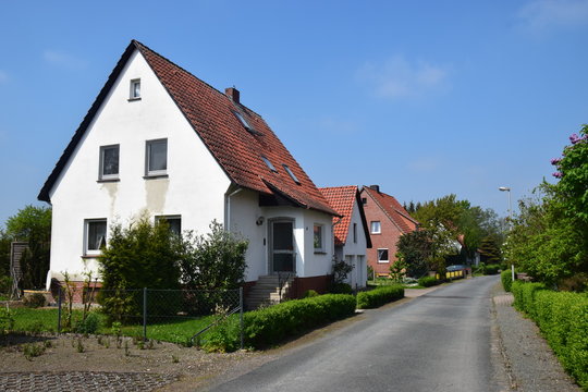 Wohnstraße mit Siedlerhäusern der Nachkriegszeit
