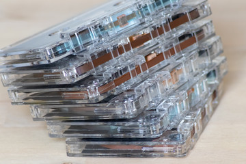 Stapel transparenter Retro-Audiokassetten weckt nostalgische Gefühle vergangener Tage und Kindheitserinnerungen