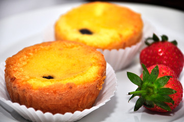  yellow bread spread, round with a raisin on top