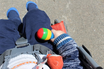 enfant qui joue de la musique