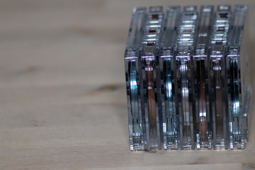 Stapel transparenter Retro-Audiokassetten weckt nostalgische Gefühle vergangener Tage und...