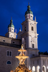 Fototapeta premium Die Blaue Stunde am Residenzplatz in Salzburg