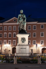 Fototapeta na wymiar Das beleuchtete Mozart-Denkmal in Salzburg 