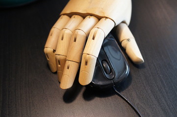 Mouse. Dispositivo di puntamento per computer in una mano di legno
