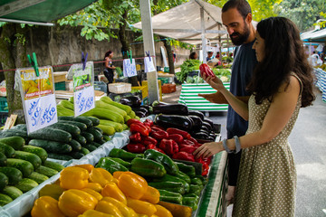 Barraca de feira livre no Brasil vendendo varios legumes.