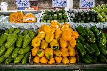 Barraca de feira livre no Brasil vendendo varios legumes.