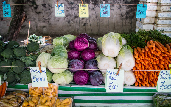 Barraca de feira livre no Brasil vendendo varios legumes.