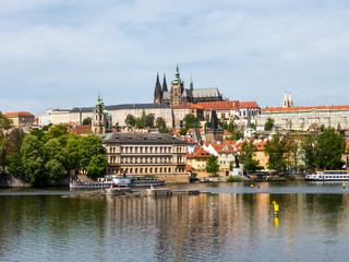 Obraz premium the River Vltava flows through the city of Prague