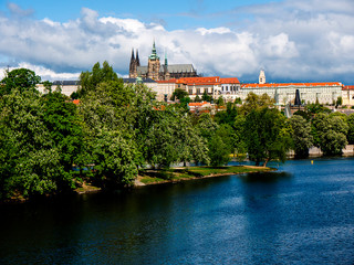 Fototapeta premium rzeka Wełtawa przepływa przez miasto Pragę
