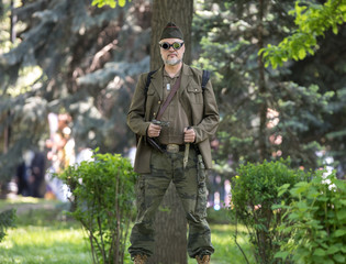 Obraz premium soldier veteran in uniform in the forest
