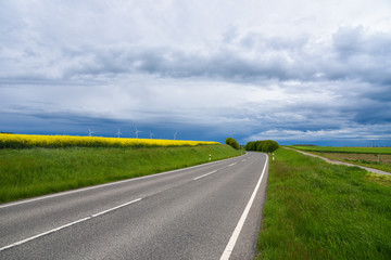 Landstarße und natur, blauer Himmel