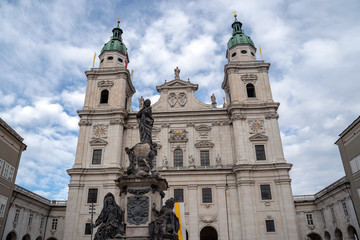 Fototapeta premium Marienstatue und Domplatz in Salzburg