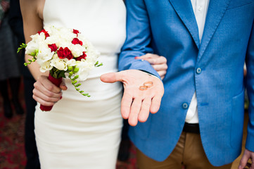 Obraz na płótnie Canvas Wedding rings before ceremony