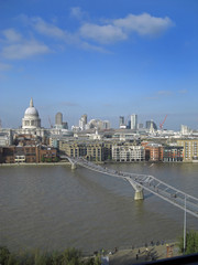 Fototapeta na wymiar London millennium bridge