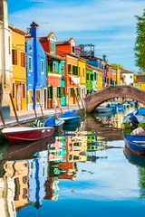 Poster Kleurrijke huizen aan het kanaal op het eiland Burano, Venetië, Italië. © smallredgirl