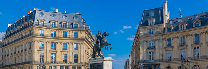 Fototapeta na wymiar Paris, beautiful buildings place des Victoires, typical parisian facades and windows 