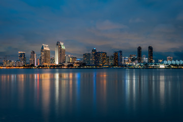Naklejka premium View of the downtown San Diego skyline at night, from Coronado, California