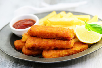 Fischstäbchen mit Pommes Frites