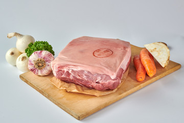 Deutscher Schweinebraten roh Holzbrett