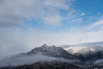 冬山と霞と青空