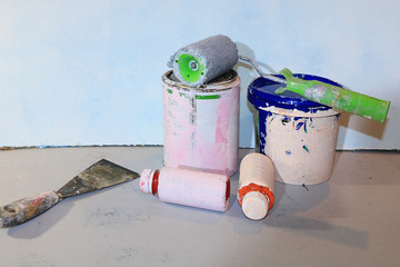 Painting the walls during the repair and the manufacture of photophones with their own hands....